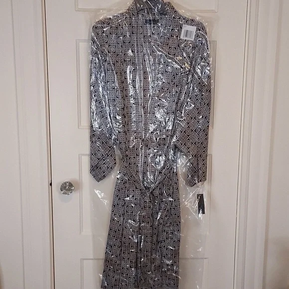 Natori Infinity Robe - Picture 2 of 16